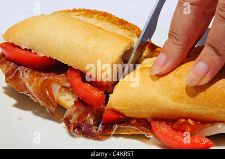 Knusprige Brötchen mit Schinken (Jamón Serrano) und Tomate, Costa Del Sol, Provinz Malaga, Andalusien, Südspanien, Westeuropa. Stockfoto