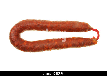 Spanische Chorizo-Wurst-Ring isoliert auf weiss Stockfoto