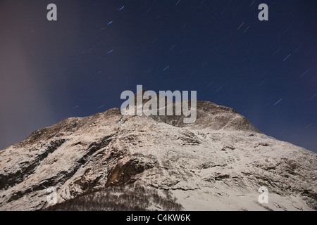 Startrails über dem Berg Romsdalshorn im Tal Romsdalen, Rauma Kommune, Møre Og Romsdal, Norwegen. Stockfoto