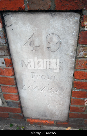 49 Meilen von London Stone tablet, Petworth, Sussex, GB. Stockfoto
