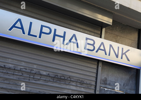 Das Zeichen auf einem Zweig der Alpha Bank in Iraklio (Heraklion), Crete. Stockfoto