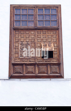 Traditionelle kanarische geschnitzten hölzernen Fensterläden in Garachico, Teneriffa, Kanarische Inseln, Spanien Stockfoto