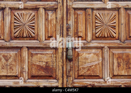 Eine geschnitzte Holzplatte Tür Detail mit der Hand geformt, Messing Klopfer und Schlüsselloch in Garachico Teneriffa-Kanarische Inseln-Spanien Stockfoto