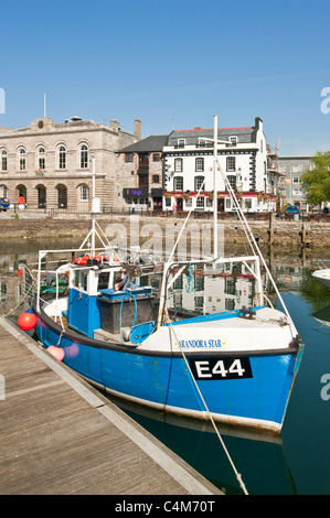 Ein Fischerboot vor Anker am nördlichen Ende des Sutton Marina Hafen von Plymouth. Stockfoto