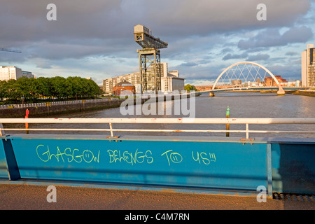 "Glasgow gehört uns" Graffiti auf Bell-Brücke über den River Clyde, mit Blick auf die Finnieston Crane und der Glasgow-Bogen Stockfoto