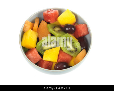 Frische, gesunde Tropischer Obstsalat mit Kiwi Mango Melone und Weintrauben In einer Schüssel gegen einen weißen Hintergrund mit Keine Personen Stockfoto
