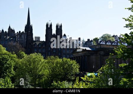 Blick nach Süden vom Princes Street Gardens im Stadtzentrum von Edinburgh, Schottland. Stockfoto
