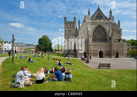 Die berühmten West Fenster der Kathedrale von Exeter mit Studenten entspannen auf dem Rasen des Dom-grün. Stockfoto