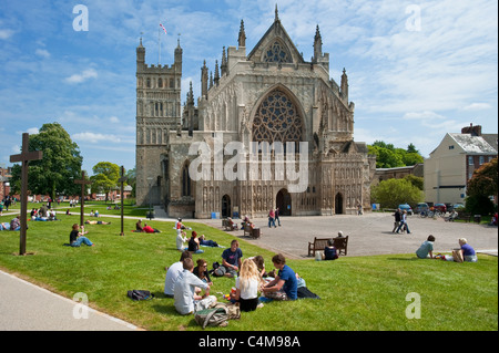 Die berühmten West Fenster der Kathedrale von Exeter mit Studenten entspannen auf dem Rasen des Dom-grün. Stockfoto