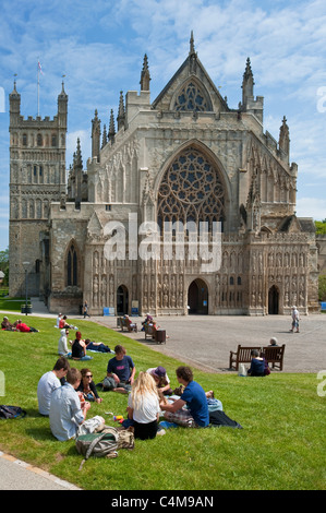 Die berühmten West Fenster der Kathedrale von Exeter mit Studenten entspannen auf dem Rasen des Dom-grün. Stockfoto