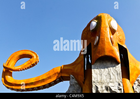 Eine orange Krake fahren ohne Passagiere in einem Vergnügungspark Stockfoto