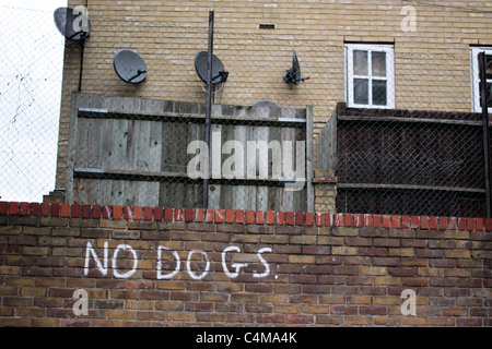 "Keine Hunde" Schild an einem Spielplatz Wand in London Stockfoto