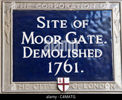 Blaue Plakette Kennzeichnung Website des 16. Jahrhundert Gate in London Wall Moorgate Stadt London England Europas Stockfoto