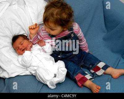 Schwestern achtzehn Monate alt und zwei Tage alt Stockfoto