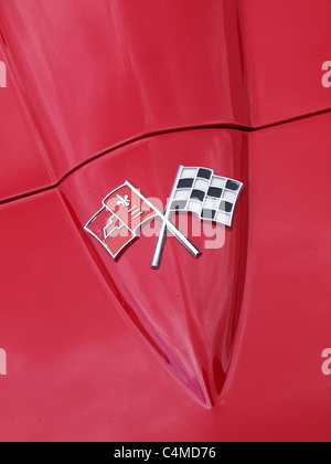 Berühmte Corvette Motorhaube Abzeichen auf ein Ende der sechziger Jahre rote Stingray Chevrolet Corvette Stockfoto