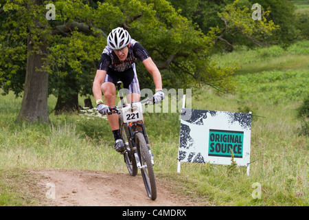 Mountainbiker George Budd bei Mountain Mayhem 2011 Stockfoto