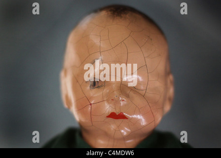 Eine Nahaufnahme des Gesichts von einer alten Puppe. Stockfoto