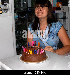 Teenager-Mädchen mit Schokolade Geburtstagskuchen Stockfoto