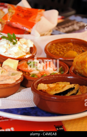 Auswahl an vegetarischen Tapas in einer Stadt im Zentrum Malaga, Costa Del Sol, Provinz Malaga, Andalusien, Spanien, Tapas-Bar, Western Euro Stockfoto