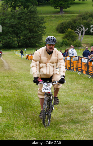 Mountainbiker verkleidet als ein Sumo-Ringer an Mountain Mayhem 2011 Stockfoto