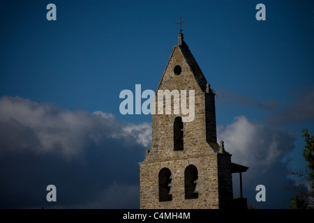 Glockenturm der Kapelle von Rabanal del Camino, Maragateria Region Castilla y Leon, in die französische Lebensart Jakobsweg, Spanien Stockfoto