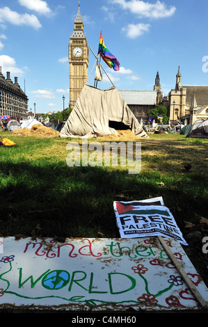 Banner und Zelte in "Demokratie-Dorf", einer heterogenen Gruppe von Demonstranten in Parliament Square in London Stockfoto