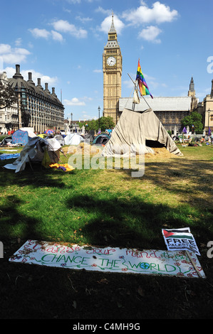 Banner und Zelte in "Demokratie-Dorf", einer heterogenen Gruppe von Demonstranten in Parliament Square in London Stockfoto