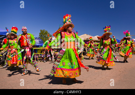 MANASSAS, VIRGINIA, USA - bolivianischen Folklife Festival Parade mit Tänzer in Tracht. Stockfoto