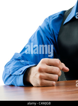Nahaufnahme von einer Hand und Schulter von einem professionellen Mann am Schreibtisch sitzt. Stockfoto