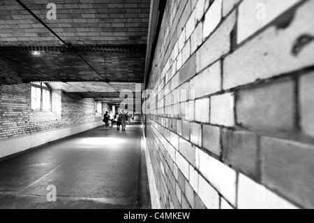 Menschen Fuß durch die Unterführung an der South Kensington station Stockfoto