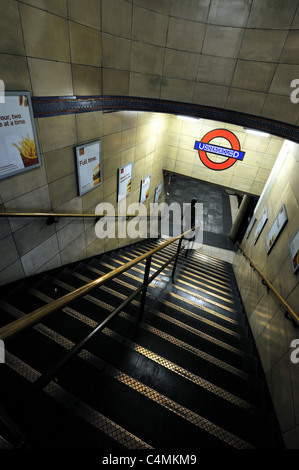 Ein Pendler geht in der u-Bahn-Station Leicester Square, London Stockfoto