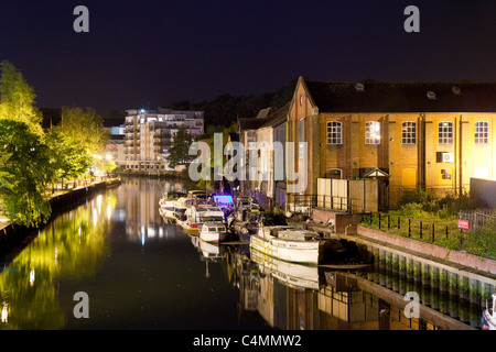 Blick auf den Fluss Wensum in der Nacht in Norwich, Großbritannien Stockfoto