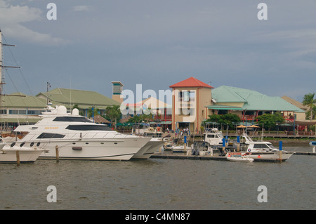 Eines der besten Marinas an der Küste von Fidschi ist am Port Denarau wo Bootsfahrer Shop und holen Sie Fähren, Wassertaxen und charter-Boote. Stockfoto