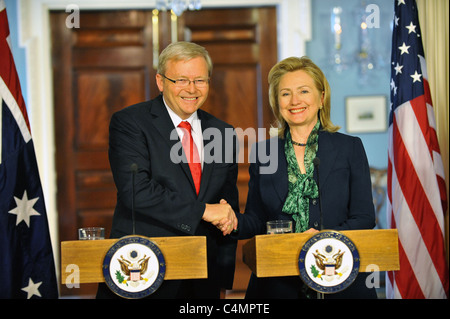 US-Außenministerin Clinton schüttelt Hände mit australischer Außenminister Kevin Rudd nach bilateralen Treffen in Washington Stockfoto