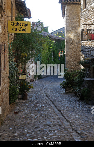 Auberge du Coq und typischen Stein gebaut, auf dem Land und Haus mit gepflasterten Straße Rues des Rondes Perouges Burgund Frankreich Stockfoto