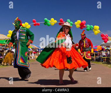 MANASSAS, VIRGINIA, USA - bolivianischen Folklife Festival Parade mit Tänzer in Tracht. Stockfoto