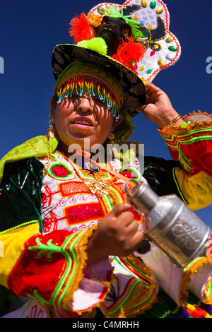 MANASSAS, VIRGINIA, USA - bolivianischen Folklife Festival Parade mit Tänzer in Tracht. Stockfoto