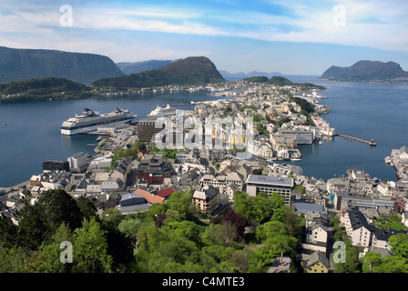 Malerische Luftaufnahme Alesund in Norwegen an einem klaren sonnigen Tag. Stockfoto