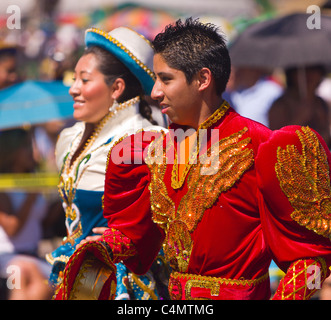 MANASSAS, VIRGINIA, USA - bolivianischen Folklife Festival Parade mit Tänzer in Tracht. Stockfoto