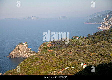 die steile eine gebirgigen Nordküste der Insel Skopelos mit Mamma Mia Kirche Agios Ioannis Sto Kastri, Skopelos Griechenland Stockfoto