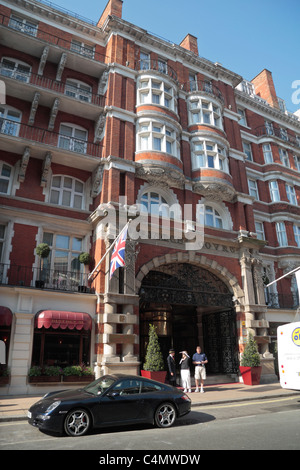 Ein Porsche geparkt vor dem Haupteingang, das Crowne Plaza London St James, ein 4 Sterne Hotel in Westminster, London, UK. Stockfoto