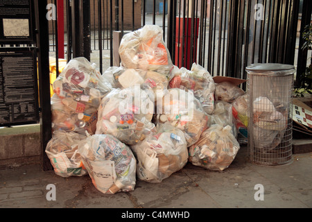 Taschen der Straße gesammelt Straße Müll, die darauf warten, in Westminster, London, UK abgeholt werden. Stockfoto