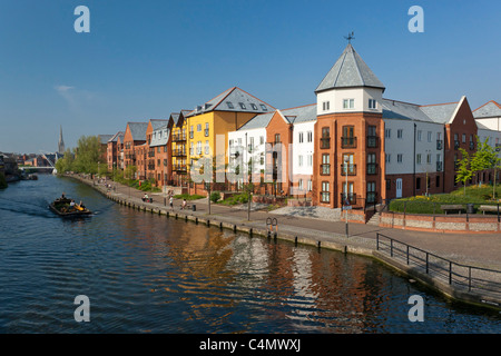 Luxuswohnungen am Flussufer entlang des Flusses Wensum in Norwich, Großbritannien Stockfoto