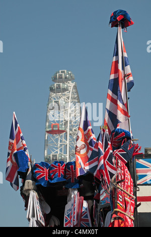 Sortierte Union Fahnen auf einen Stall in der Nähe von London Eye Riesenrad, Westminster, London, UK. Stockfoto
