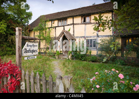 Malerische Tudorstil Fachwerk Ferienhaus jetzt Knapp House Shop bei Eardisland, Herefordshire, UK Antiquitäten Stockfoto