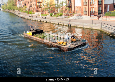 ein Lastkahn mit meldet sich der Fluss Wensum in Norwich, Großbritannien Stockfoto