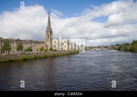 Perth Schottland UK Blick über River Tay, Tay Street mit St Matthew Kirche und Smeaton Brücke Stockfoto