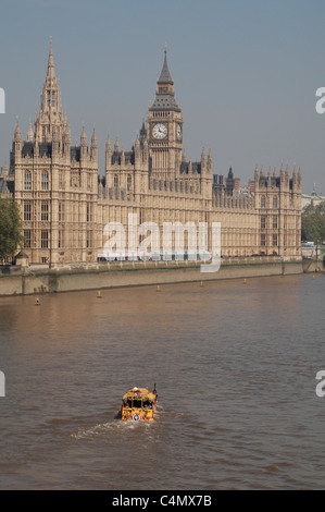 Blick entlang der Themse gegenüber der Palace of Westminster (Houses of Parliament) und Elizabeth Tower (Big Ben) in London. Stockfoto