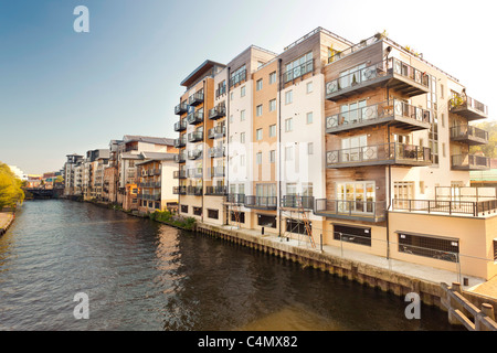 Luxuswohnungen am Flussufer entlang des Flusses Wensum in Norwich, Großbritannien Stockfoto