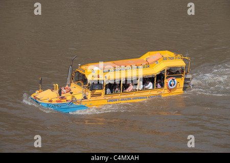 Ein Amphibienfahrzeug WWII DUK-W (oder Ente) umgebaut als Tourist Reisebus auf der Themse, London, UK. Stockfoto